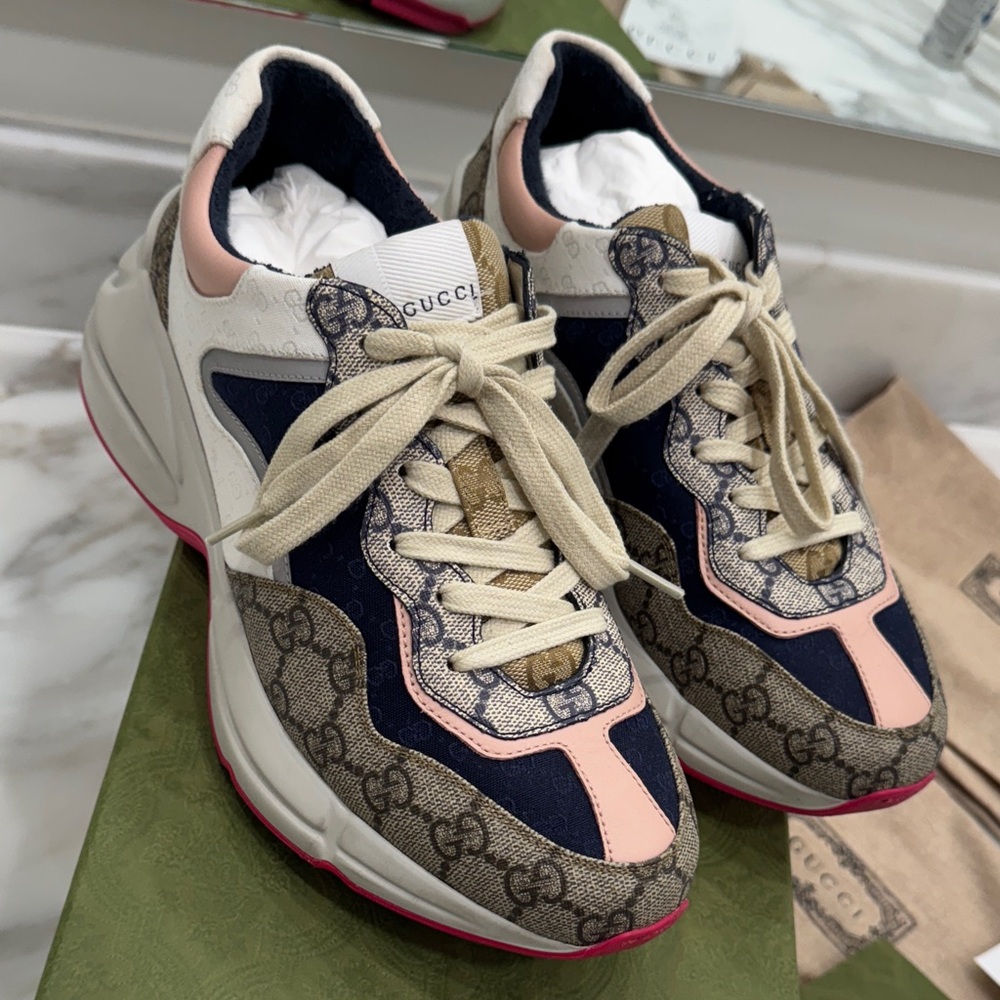 Gucci Women's Navy and Pink Sneakers